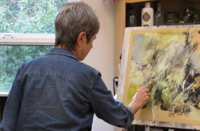 Jan Wall at work on a pastel drawing