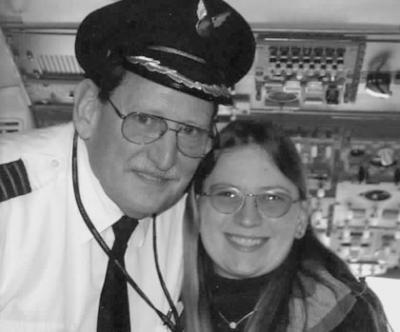 Truman with his daughter, Molly O’Brien, in the cockpit of a B737-700 about 10 minutes after setting the parking brake on his final retirement flight.
